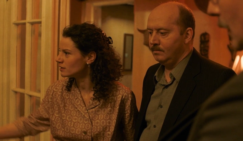 Диляра (Светлана Смирнова-Кацагаджиева) и Кирилл (Сергей Бурунов) / Фото: Кадр из сериала «Слово пацана. Кровь на асфальте»