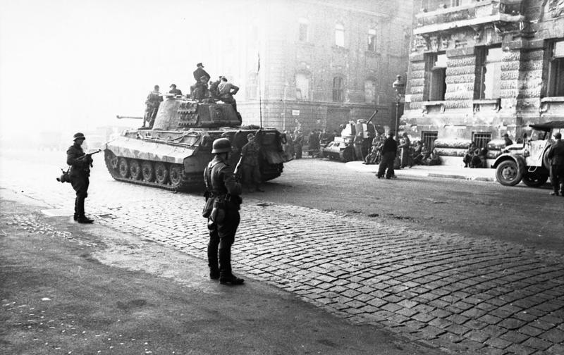 Будапештская операция, немцы в Будапеште (https://commons.wikimedia.org/wiki/File:Bundesarchiv_Bild_101I-680-8282A-20A,_Ungarn,_Budapest,_Panzer_VI_%22K%C3%B6nigstiger%22.jpg) Будапештская операция, немцы в Будапеште (https://commons.wikimedia.org/wiki/File:Bundesarchiv_Bild_101I-680-8282A-20A,_Ungarn,_Budapest,_Panzer_VI_%22K%C3%B6nigstiger%22.jpg)