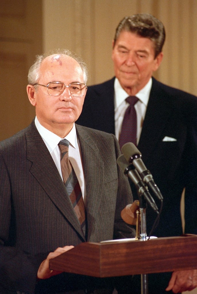 Рональд Рейган с Михаилом Горбачевым (https://commons.wikimedia.org/wiki/File:RIAN_archive_635525_Mikhail_Gorbachev_and_Ronald_Reagan.jpg) Рональд Рейган с Михаилом Горбачевым (https://commons.wikimedia.org/wiki/File:RIAN_archive_635525_Mikhail_Gorbachev_and_Ronald_Reagan.jpg)