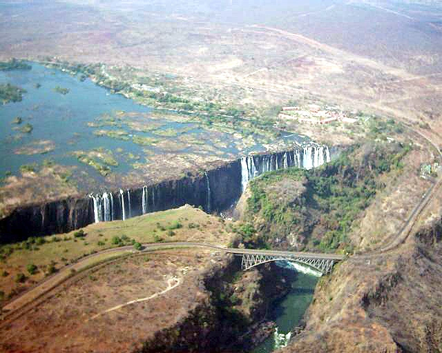 Водопад Виктория (https://ru.wikipedia.org/wiki/%D0%92%D0%B8%D0%BA%D1%82%D0%BE%D1%80%D0%B8%D1%8F_(%D0%B2%D0%BE%D0%B4%D0%BE%D0%BF%D0%B0%D0%B4)#/media/%D0%A4%D0%B0%D0%B9%D0%BB:Victoria5.jpg)