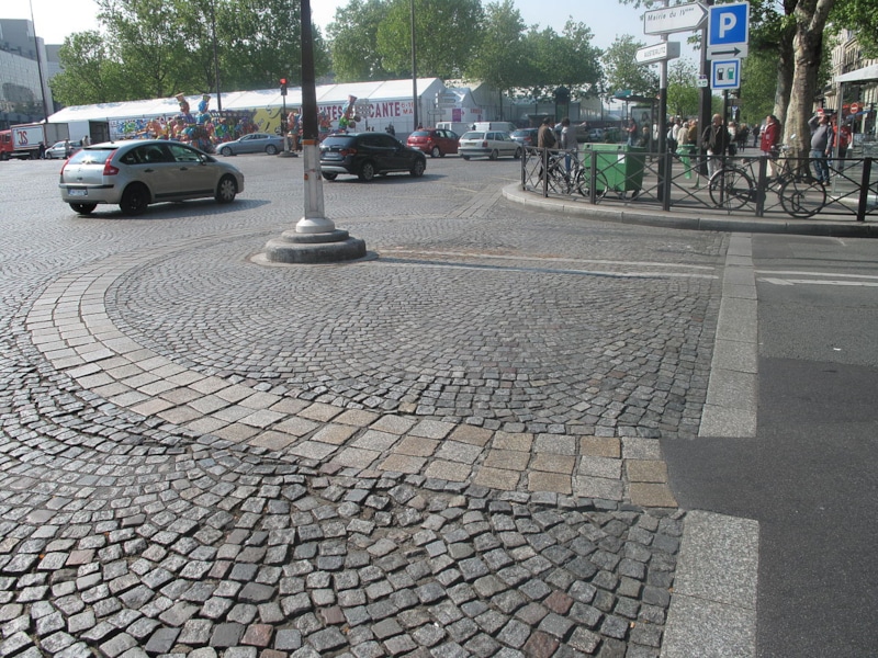 Выделение булыжником контура Бастилии на площади Бастилии (https://fr.wikipedia.org/wiki/Bastille#/media/Fichier:Traces_la_Bastille.jpg)