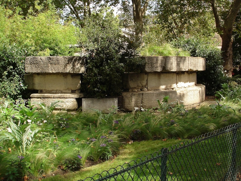 Остаток стены Бастилии на площади Анри-Галли (https://fr.wikipedia.org/wiki/Bastille#/media/Fichier:Bd_Henri_IV-_Vestige_de_la_Bastille.JPG)