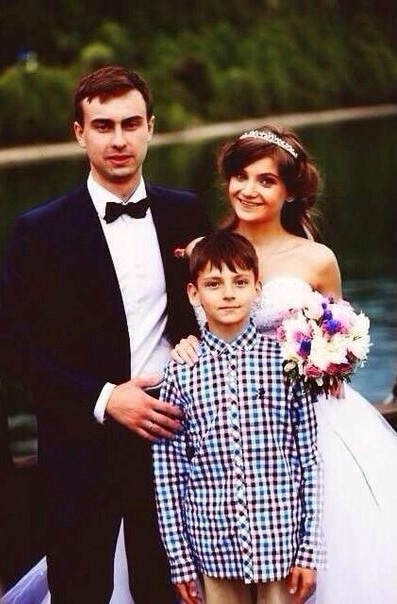 Никита Долгополов с женой Софьей и братом жены