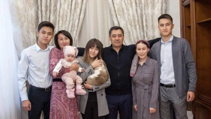 Садыр Жапаров с семьей Садыр Жапаров с семьей