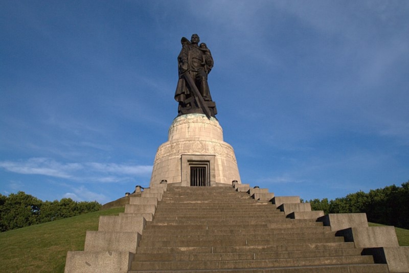 Штурм Берлина. Монумент Воину-Освободителю в Берлине (https://commons.wikimedia.org/wiki/File:%C2%AB%D0%92%D0%BE%CC%81%D0%B8%D0%BD-%D0%BE%D1%81%D0%B2%D0%BE%D0%B1%D0%BE%D0%B4%D0%B8%CC%81%D1%82%D0%B5%D0%BB%D1%8C%C2%BB_%E2%80%94_%D0%BC%D0%BE%D0%BD%D1%83%D0%BC%D0%B5%D0%BD%D1%82_%D0%B2_%D0%B1%D0%B5%D1%80%D0%BB%D0%B8%D0%BD%D1%81%D0%BA%D0%BE%D0%BC_%D0%A2%D1%80%D0%B5%D0%BF%D1%82%D0%BE%D0%B2-%D0%BF%D0%B0%D1%80%D0%BA%D0%B5_2_-_Kopie.jpg)