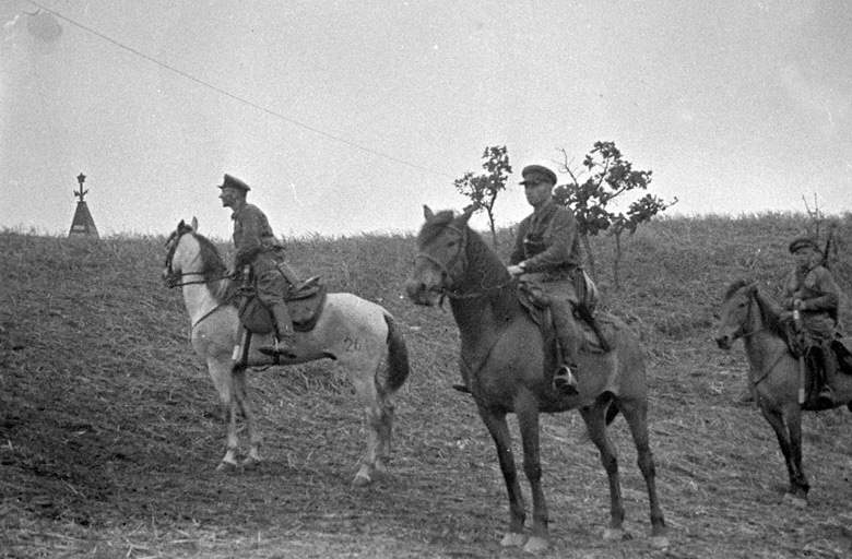 Советские пограничники в патруле у озера Хасан (https://commons.wikimedia.org/wiki/File:Battle_of_Lake_Khasan-Red_Army_cavalry_on_patrol.jpg?uselang=ru) Советские пограничники в патруле у озера Хасан (https://commons.wikimedia.org/wiki/File:Battle_of_Lake_Khasan-Red_Army_cavalry_on_patrol.jpg?uselang=ru)