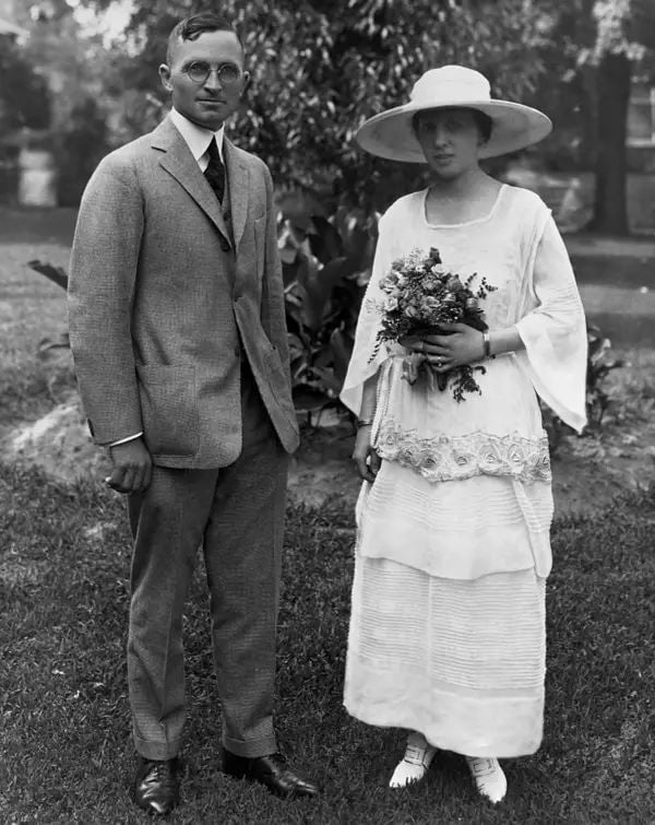 Гарри и Бесс Трумэн в день свадьбы, 28 июня 1919 года (https://en.wikipedia.org/wiki/Harry_S._Truman#/media/File:TrumanWedding.PNG) Гарри и Бесс Трумэн в день свадьбы, 28 июня 1919 года (https://en.wikipedia.org/wiki/Harry_S._Truman#/media/File:TrumanWedding.PNG)