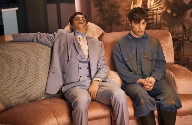 Макс Харвуд и Хиро Файнс-Тиффин в фильме «Парень с того света» Макс Харвуд и Хиро Файнс-Тиффин в фильме «Парень с того света»