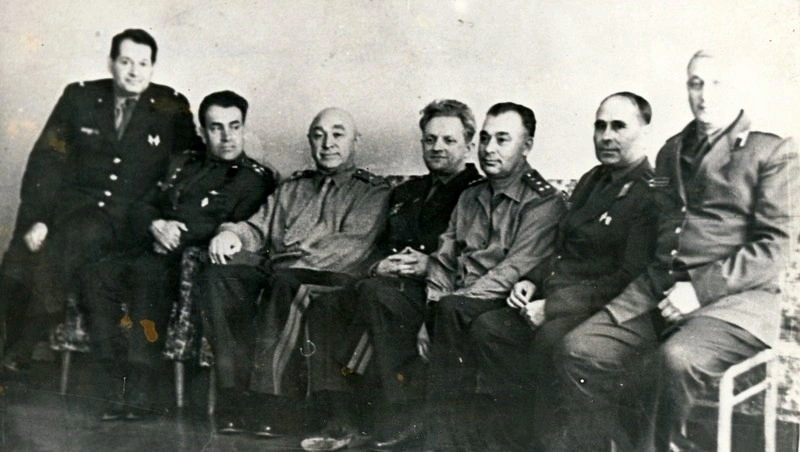 Начальник строительства космодрома Байконур Георгий Шубников с коллегами