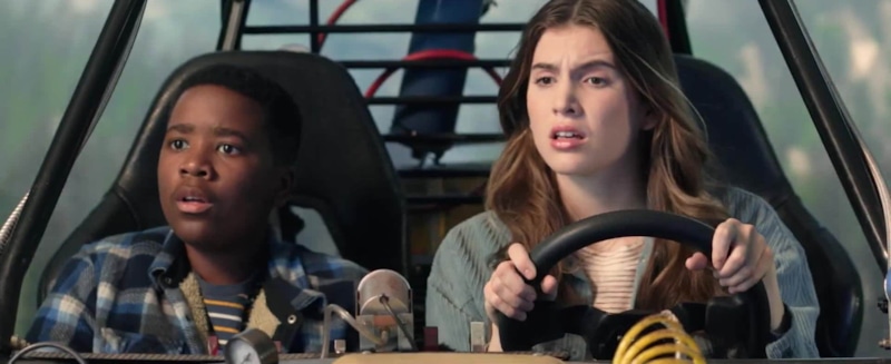 Майлз Каррин-Мур и Софи Проктор в фильме «Питомец Юрского периода. Утраченная тайна»