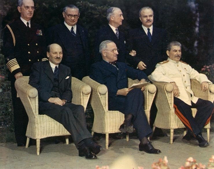 Клемент Эттли, Трумэн и Иосиф Сталин на Потсдамской конференции (https://ru.wikipedia.org/wiki/%D0%A2%D1%80%D1%83%D0%BC%D1%8D%D0%BD,_%D0%93%D0%B0%D1%80%D1%80%D0%B8#/media/%D0%A4%D0%B0%D0%B9%D0%BB:Clement_Attlee,_Harry_S._Truman,_Joseph_Stalin_and_their_principal_advisors_-_Potsdam_Conference_1945.jpg) Клемент Эттли, Трумэн и Иосиф Сталин на Потсдамской конференции (https://ru.wikipedia.org/wiki/%D0%A2%D1%80%D1%83%D0%BC%D1%8D%D0%BD,_%D0%93%D0%B0%D1%80%D1%80%D0%B8#/media/%D0%A4%D0%B0%D0%B9%D0%BB:Clement_Attlee,_Harry_S._Truman,_Joseph_Stalin_and_their_principal_advisors_-_Potsdam_Conference_1945.jpg)