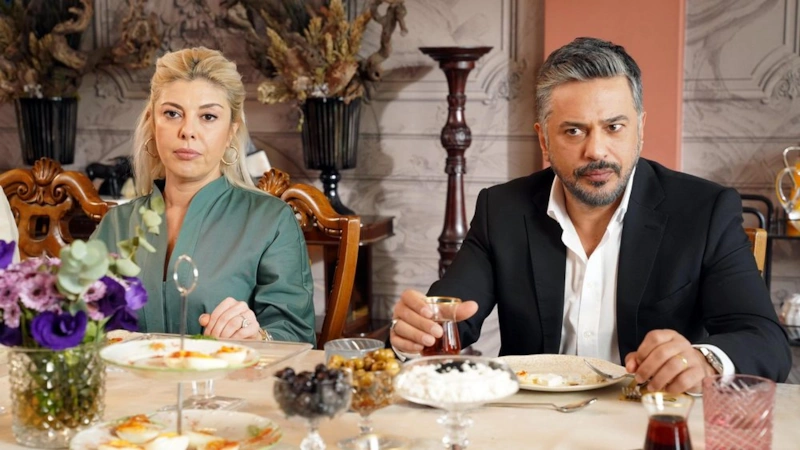 Гёзде Кансу и Эмре Алгут в сериале «Зимородок» Гёзде Кансу и Эмре Алгут в сериале «Зимородок»