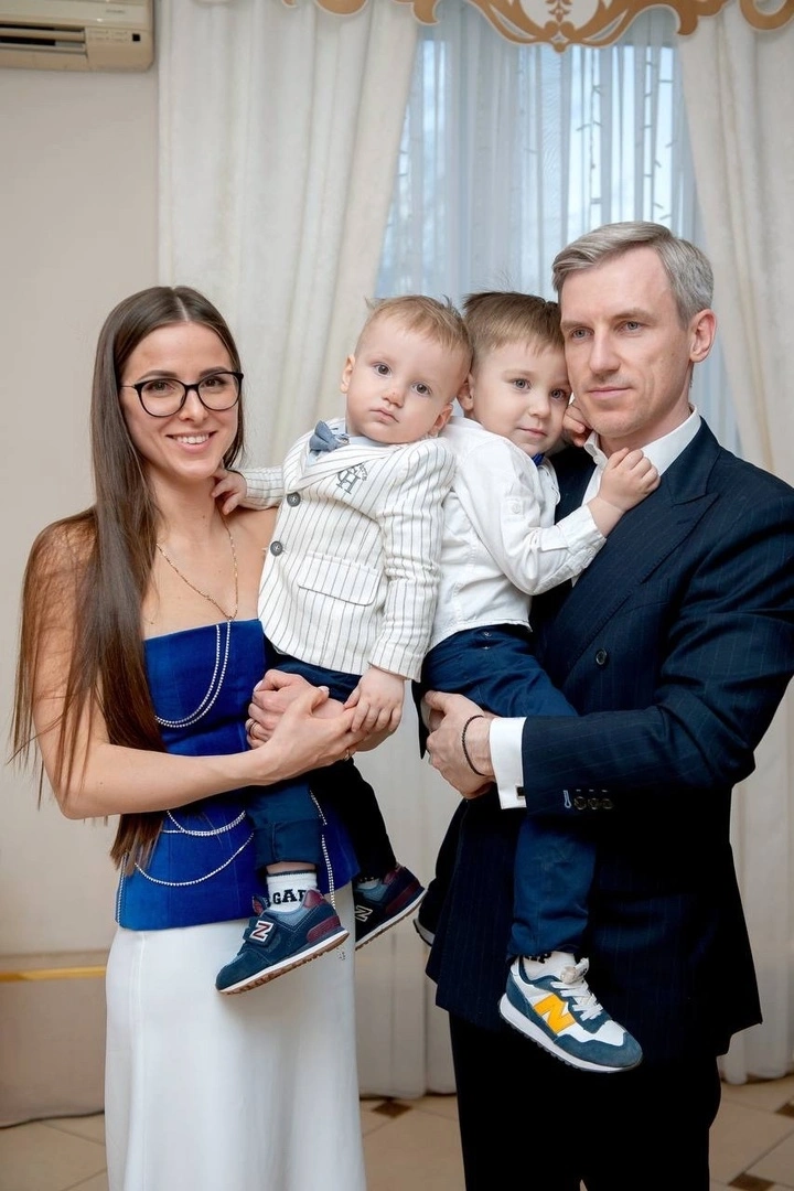 Василий Анохин с женой и детьми