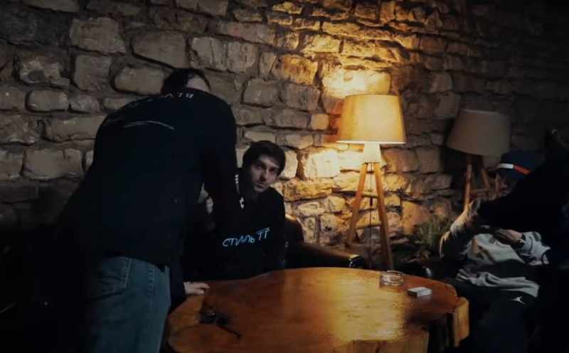 Белый [JNT] в фильме «Статус»