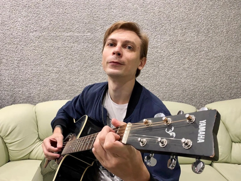 Володя Котляров с гитарой