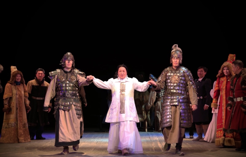 Зоя Багынанова на сцене театра