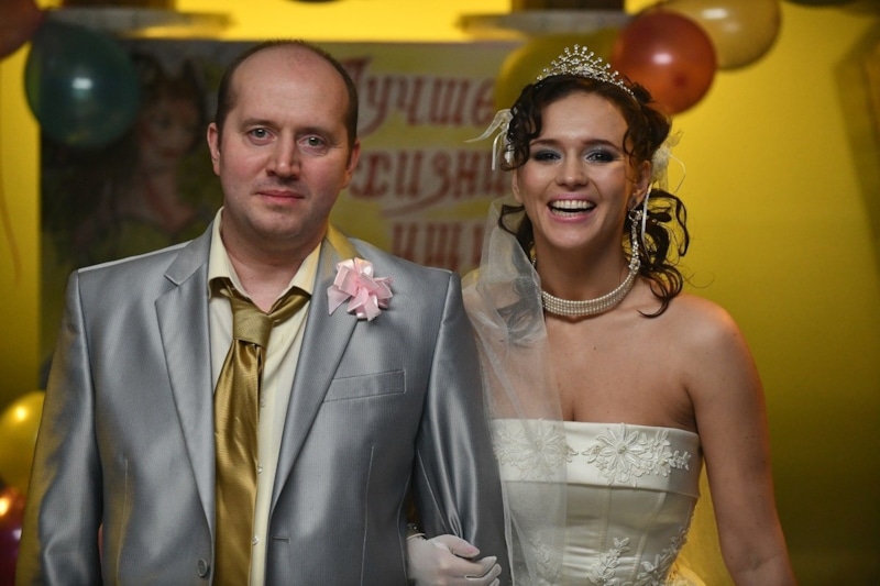 Анна (Янина Мелехова) и Владислав (Сергей Бурунов) в сериале «Мылодрама» / Фото: Кино Mail.ru