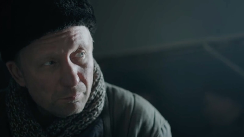 Дмитрий Куличков в образе Кошарного / Фото: Кадр из сериала «Банда "ЗИГ ЗАГ"»