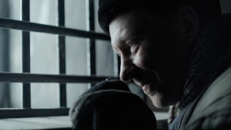 Дмитрий Куличков в образе Кошарного / Фото: Кадр из сериала «Банда "ЗИГ ЗАГ"»