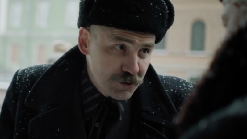 Константин Гацалов в образе Баскина / Фото: Кадр из сериала «Банда "ЗИГ ЗАГ"»