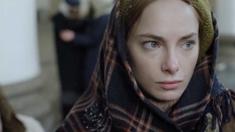 Мария Лисовая в образе Юлии / Фото: Кадр из сериала «Банда "ЗИГ ЗАГ"»