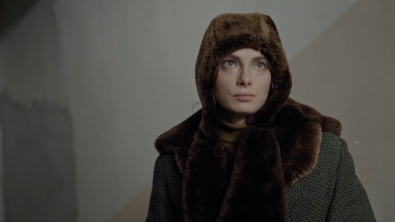 Мария Лисовая в образе Юлии / Фото: Кадр из сериала «Банда "ЗИГ ЗАГ"»