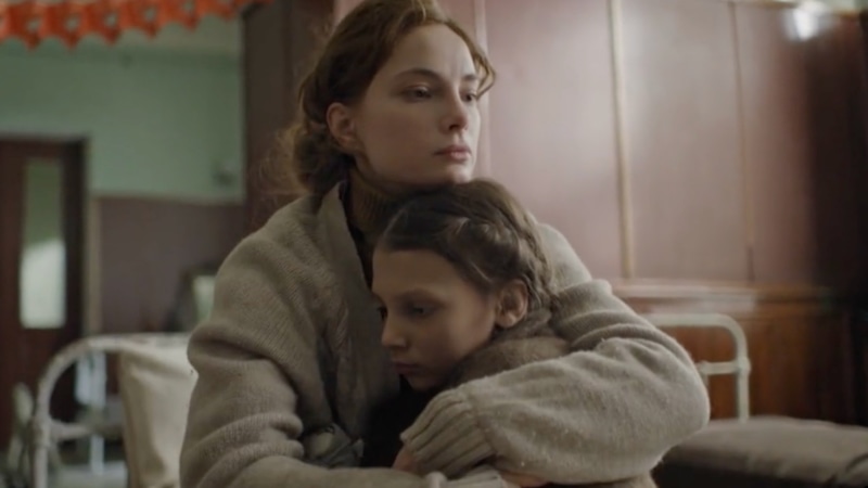 Юлия (Мария Лисовая) и Соня (Ева Потанина) / Фото: Кадр из сериала «Банда "ЗИГ ЗАГ"»