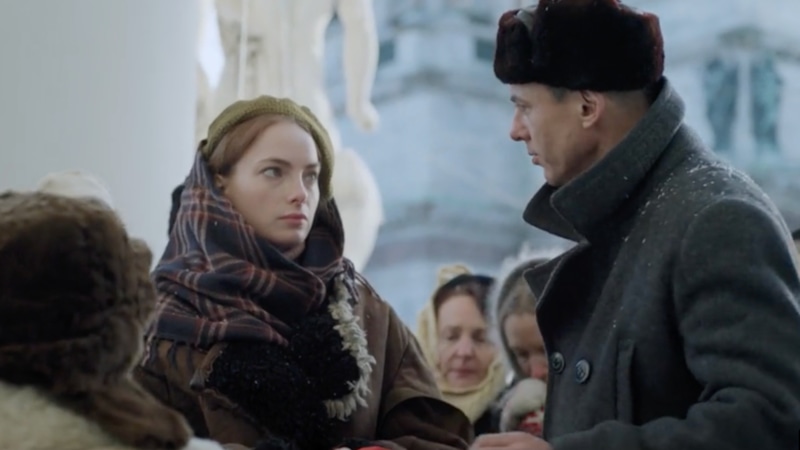 Юлия (Мария Лисовая) и Тихон Павлович (Игорь Петренко) / Фото: Кадр из сериала «Банда "ЗИГ ЗАГ"»