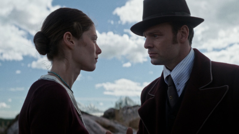 Анна Смолина (Ирина Мартыненко) и Максимилиан Нойманн (Вольфганг Черни) в сериале «Иные» / Фото: Кинориум Анна Смолина (Ирина Мартыненко) и Максимилиан Нойманн (Вольфганг Черни) в сериале «Иные» / Фото: Кинориум