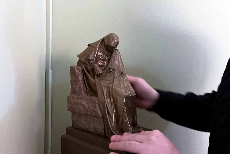 Тактильный памятник Гоголю Тактильный памятник Гоголю