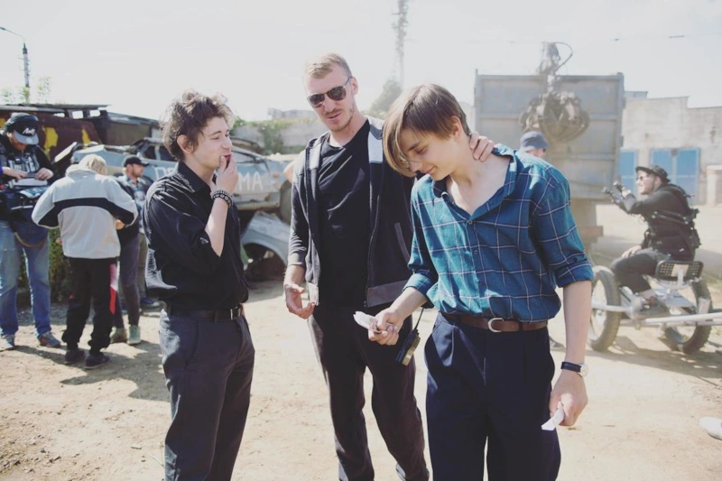 Режиссер Илья Аксенов с Аскаром Нигамедзяновым и Егором Губаревым на съемках сериала «Мир! Дружба! Жвачка!»