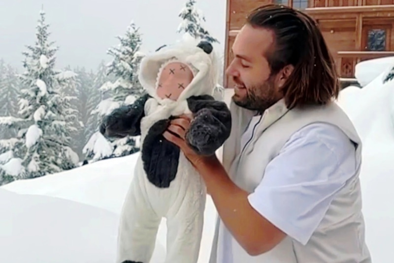 Сергей Косенко с манекеном в руках