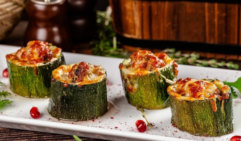 Кабачки-бочонки с мясом и сыром