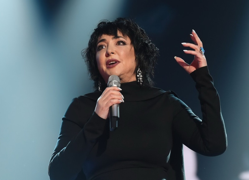 Лолита вернулась с новостями о выбитом зубе