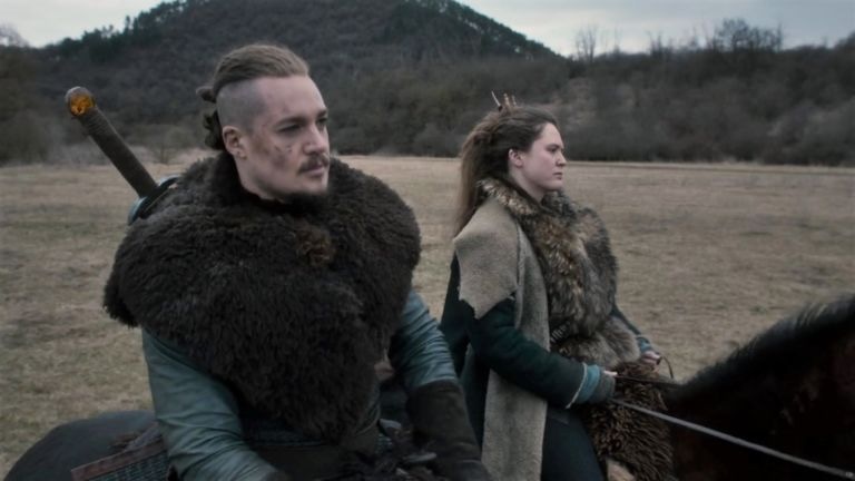 Эмили Кокс и Александр Дреймон в сериале «Последнее королевство» Эмили Кокс и Александр Дреймон в сериале «Последнее королевство»