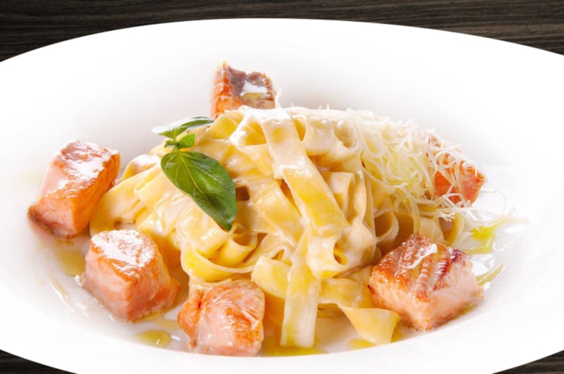Паста с лососем: сливочный соус и аромат сыра