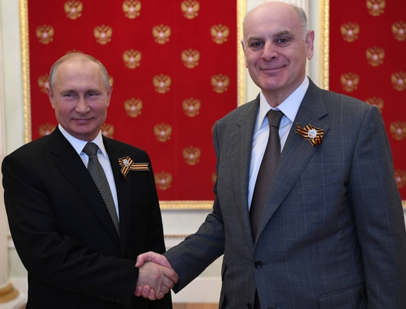 Владимир Путин и Аслан Бжания Владимир Путин и Аслан Бжания