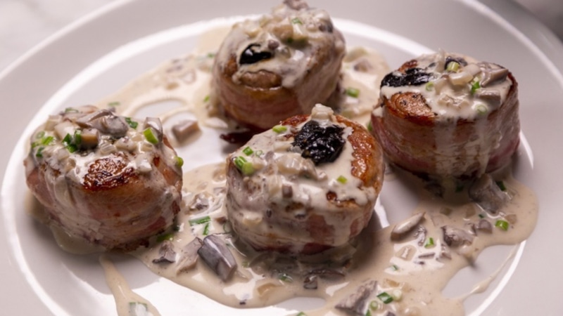 Свиные медальоны с грибами: сочный ужин