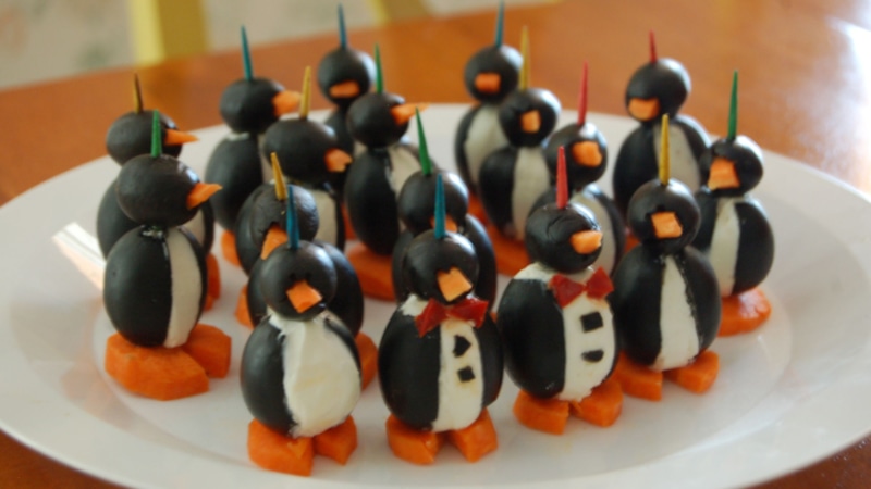 Закуска-пингвины: маслины, сыр и морковь