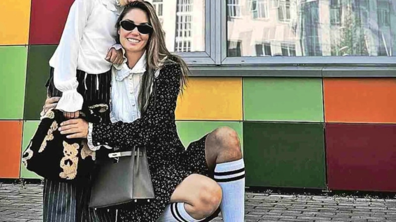 Агата Муцениеце хвастается сумкой Kelly от Hermes  за 3 млн рублей