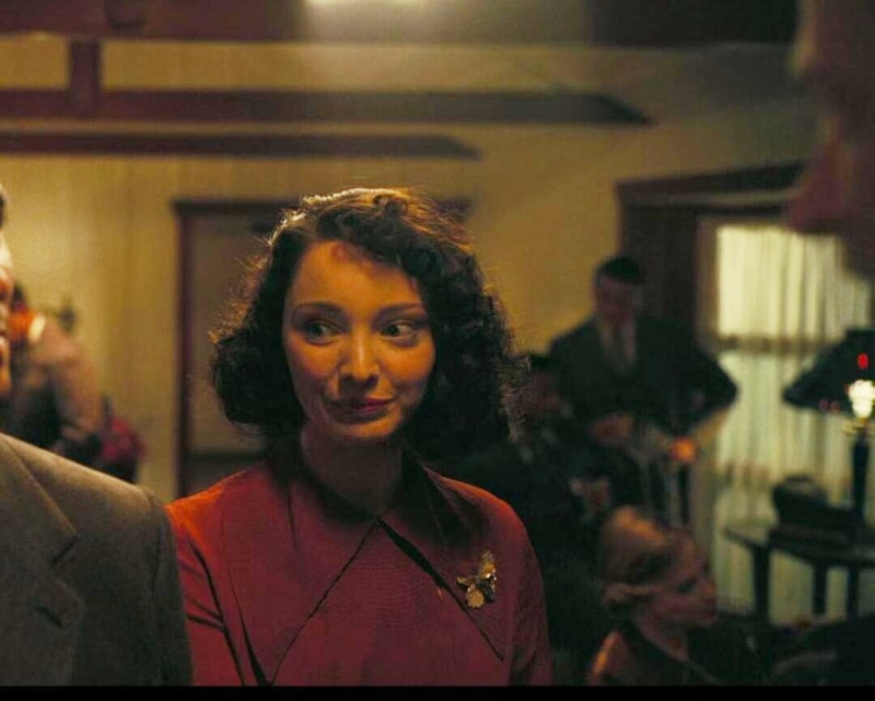 Эмма Дюмон в фильме «Оппенгеймер»