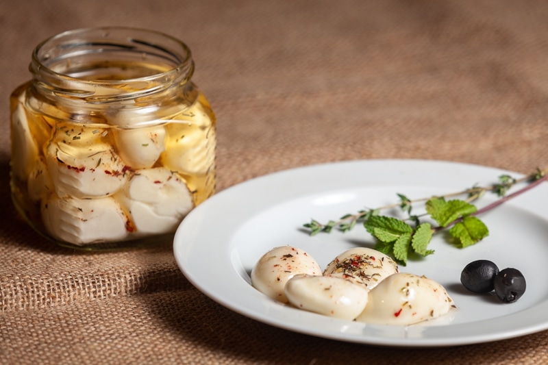 Моцарелла в маринаде: просто и вкусно