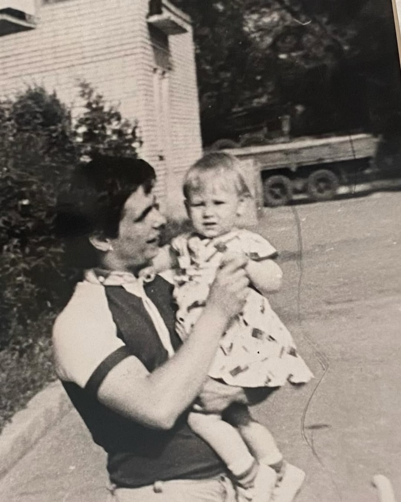 Виктория Олейникова в детстве с отцом Александром Шишининым