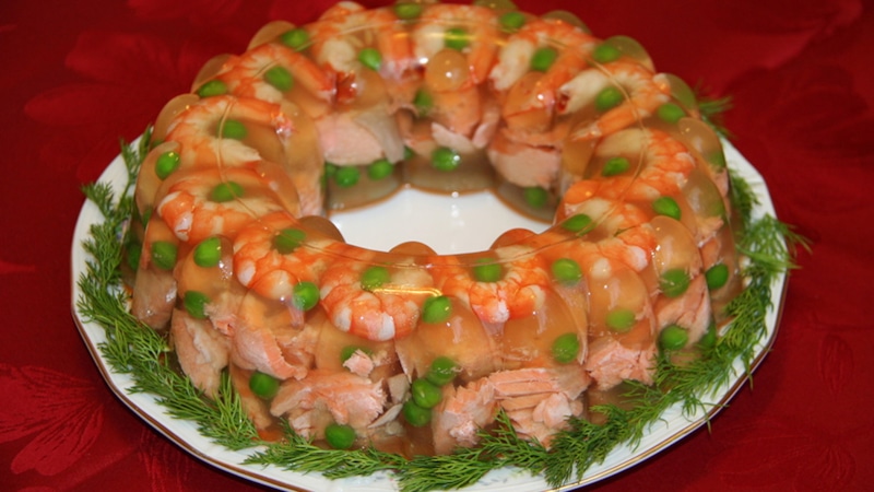 Заливное с рыбой и креветками: праздничная подача