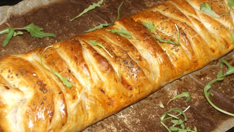 Мясной рулет в тесте: сытно и нежно