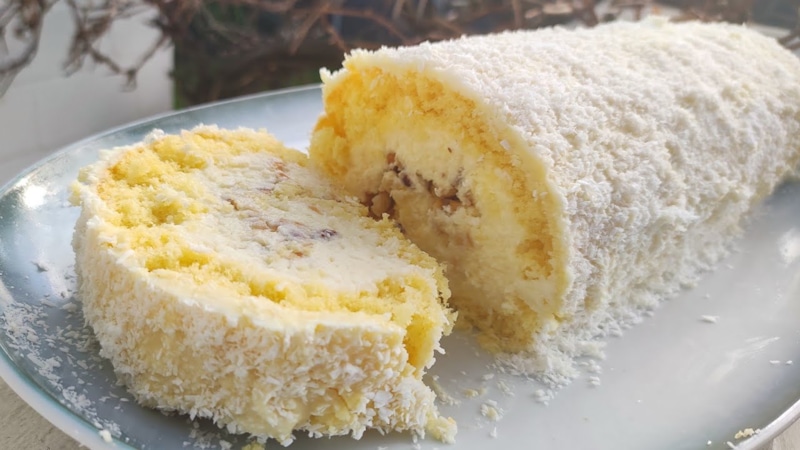 Бисквитный рулет: крем и кокосовая стружка