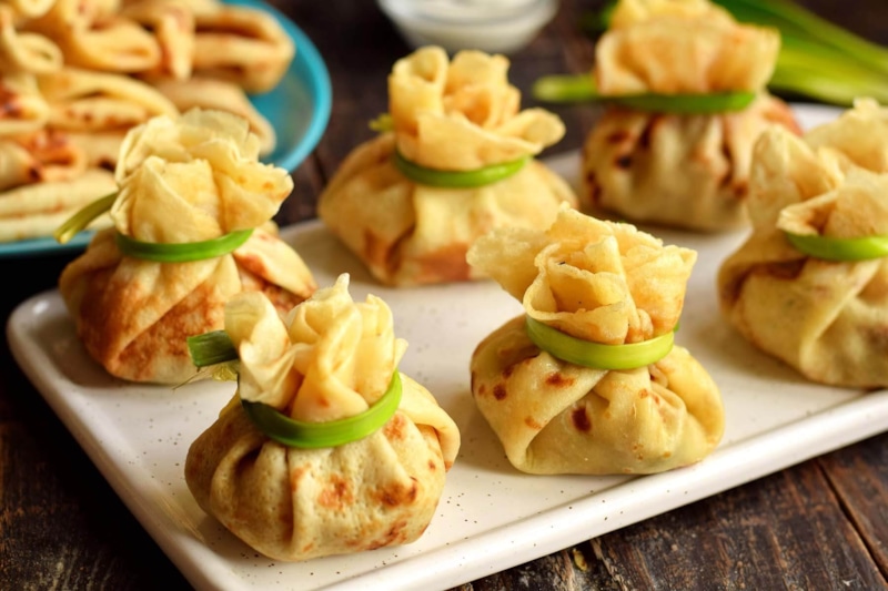 Мешочки из блинов: новогодняя закуска Мешочки из блинов: новогодняя закуска