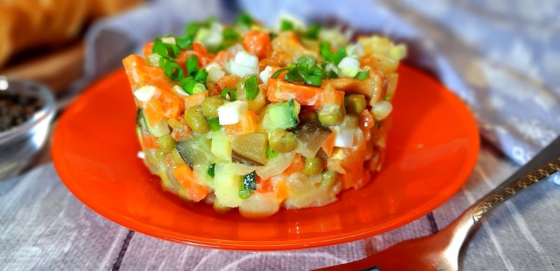 Постный оливье: опята и зелень