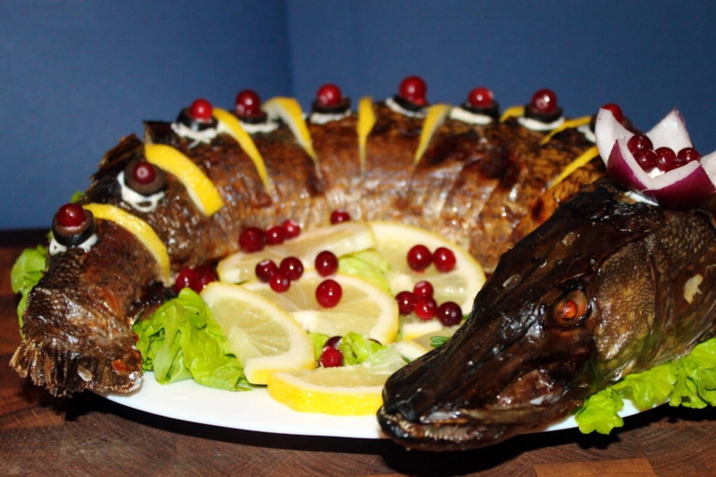 Фаршированная щука: праздничный рецепт