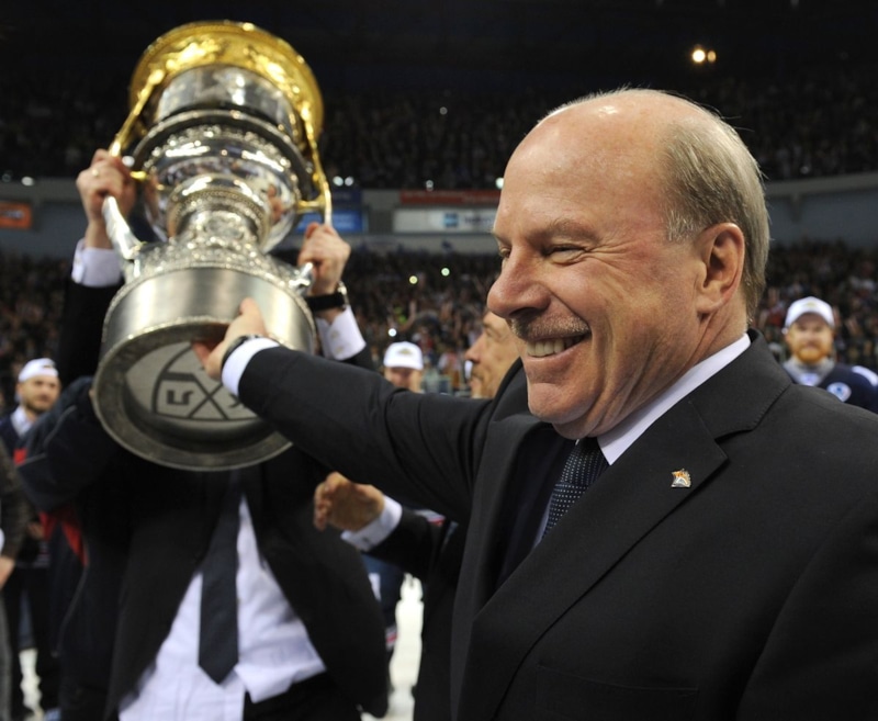 Майк Кинэн с Кубком Гагарина